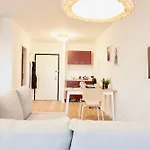 Neu Modernes Apartment In Top Lage, Free Parking Max 1,65M Hoehe Und 1,8M Breite